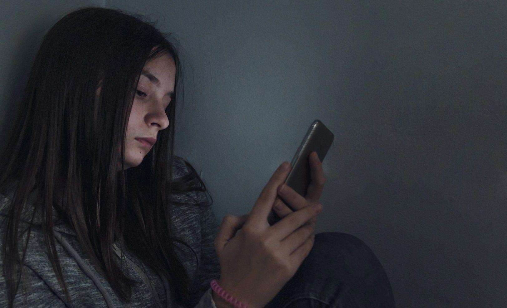 Depresja u nastolatków – dlaczego rodzice monitorują telefony swoich dzieci